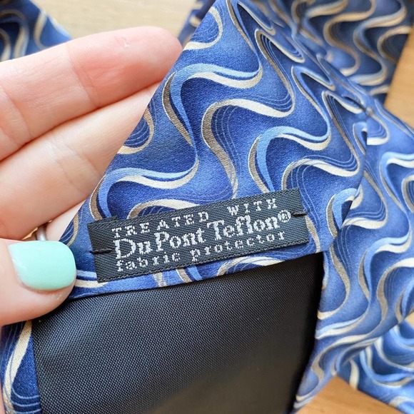 DOCKERS Men's Vintage Blue/Silver Wave DuPont Teflon Treated Silk Necktie sz OS - Picture 6 of 7